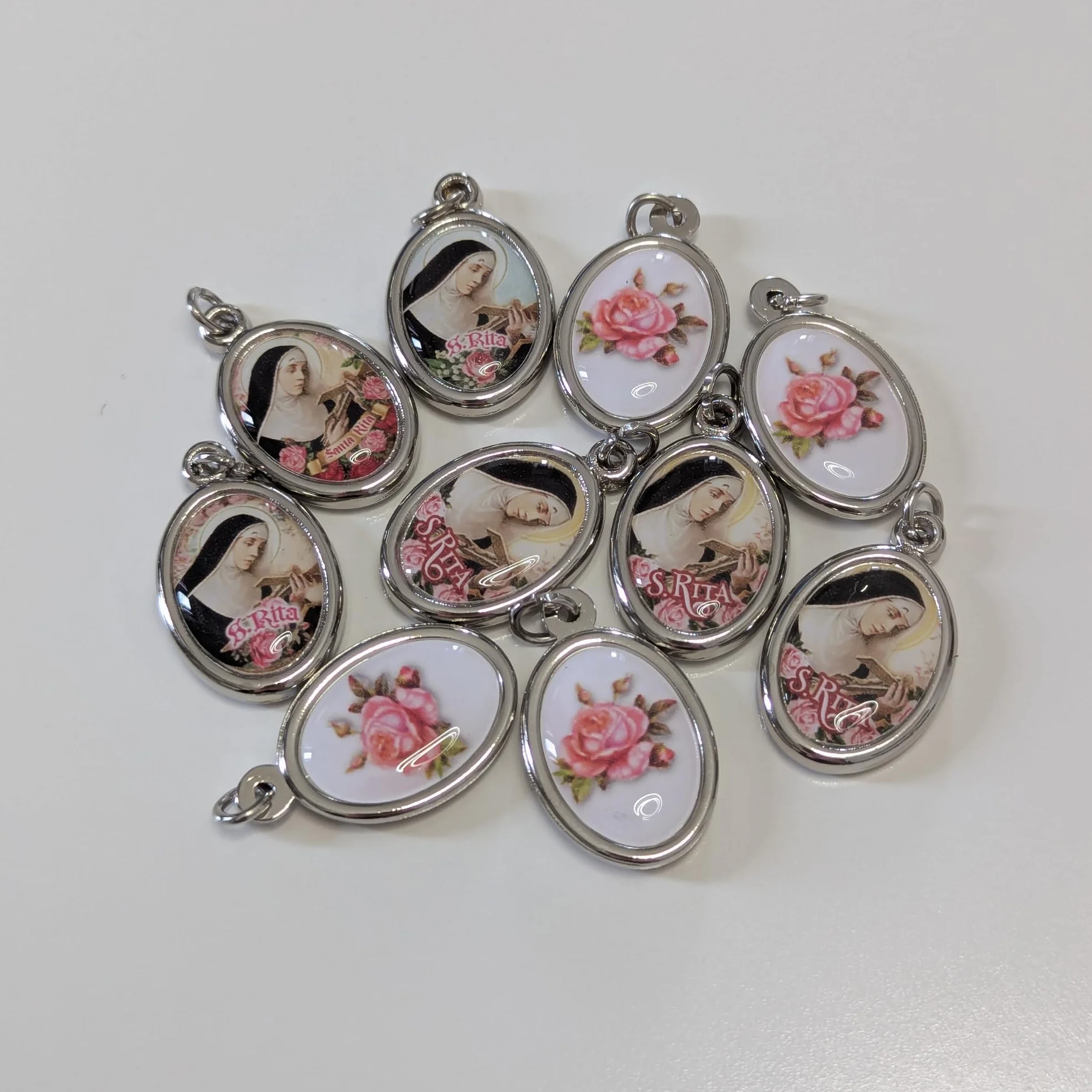 Medaglia di Santa Rita da Cascia, Medagliette Ovali 3 cm, Bifacciale con Immagine e Rosa, Ciondolo Devozionale Sacro
