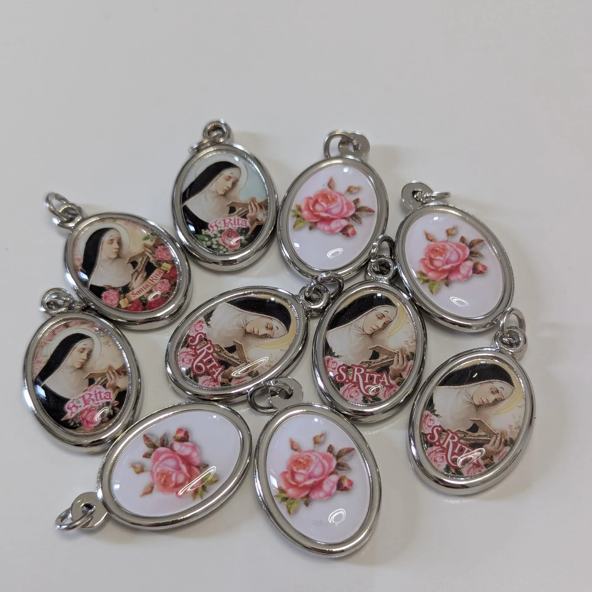 Medaglia di Santa Rita da Cascia, Medagliette Ovali 3 cm, Bifacciale con Immagine e Rosa, Ciondolo Devozionale Sacro
