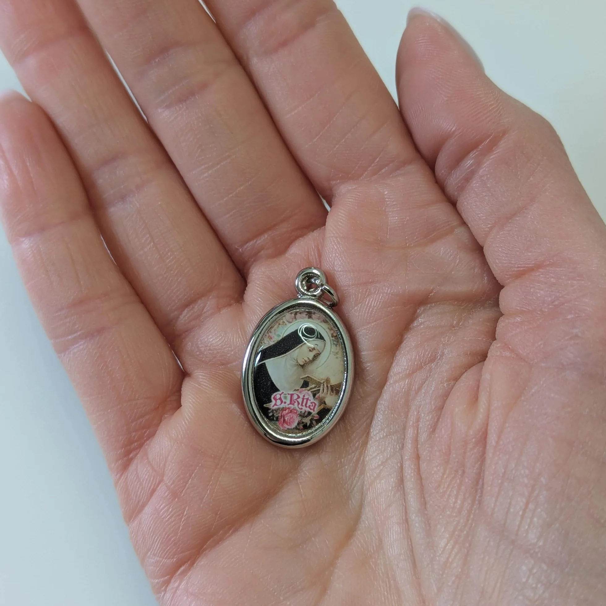 Medaglia di Santa Rita da Cascia, Medagliette Ovali 3 cm, Bifacciale con Immagine e Rosa, Ciondolo Devozionale Sacro