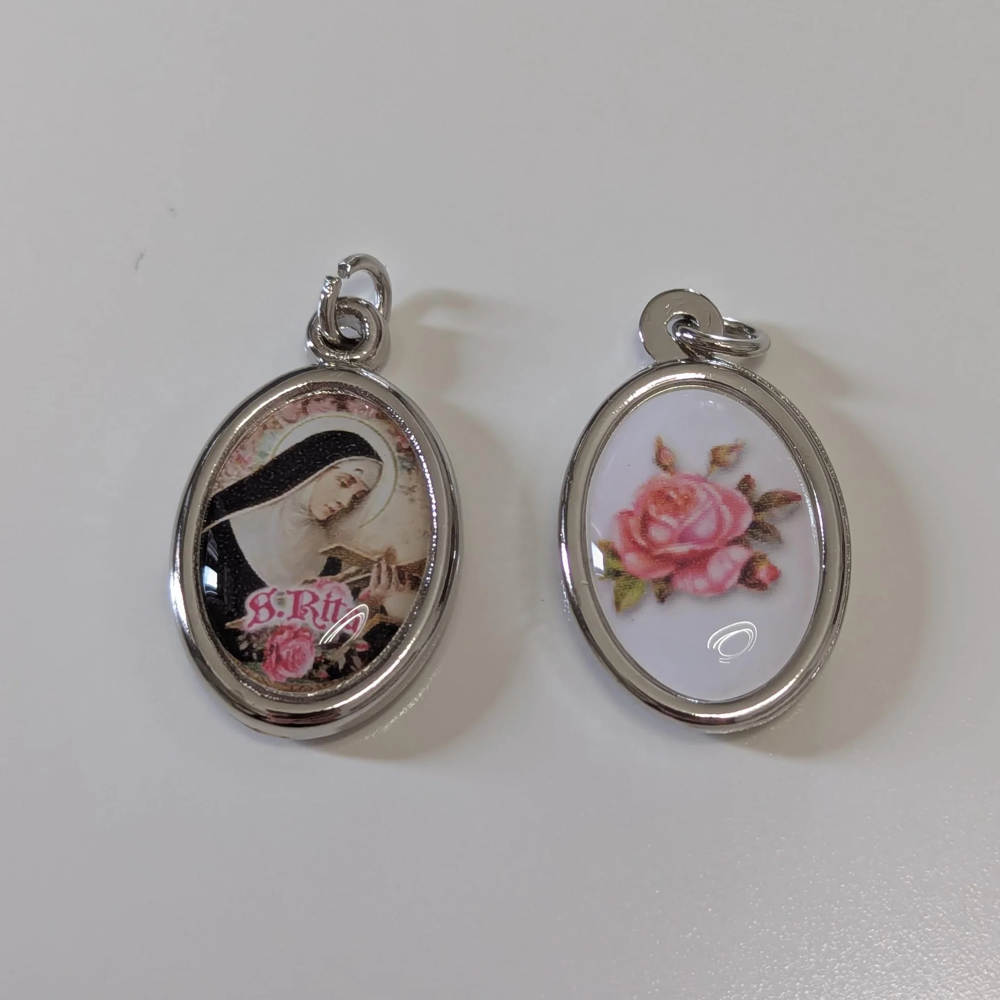 Medaglia di Santa Rita da Cascia, Medagliette Ovali 3 cm, Bifacciale con Immagine e Rosa, Ciondolo Devozionale Sacro