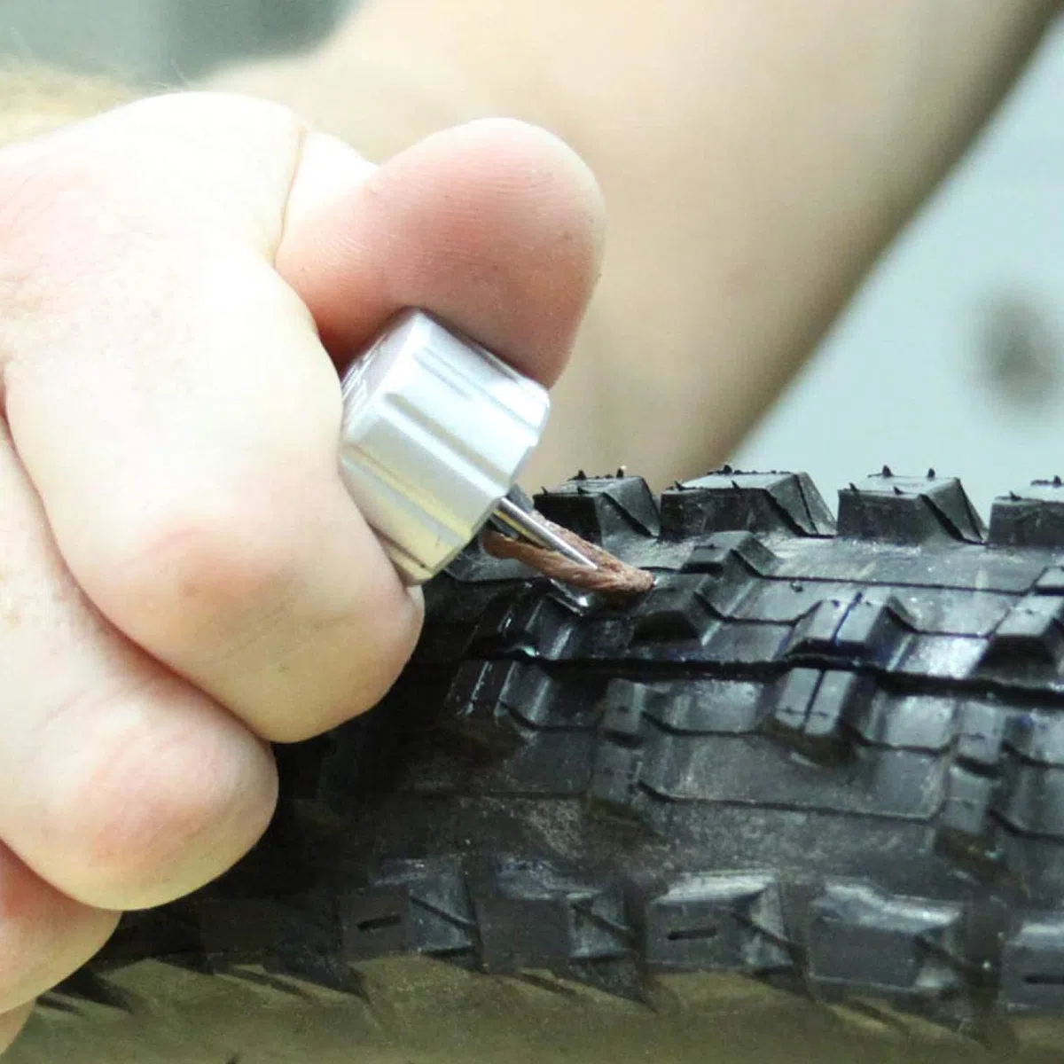 Innovations Forature, Contenitore Impermeabile, Kit Attrezzatura per Riparare Gomme Tubeless di Bicicletta Cycling, Silver, 56g e 2,22 x 2,22 x 7,14 cm